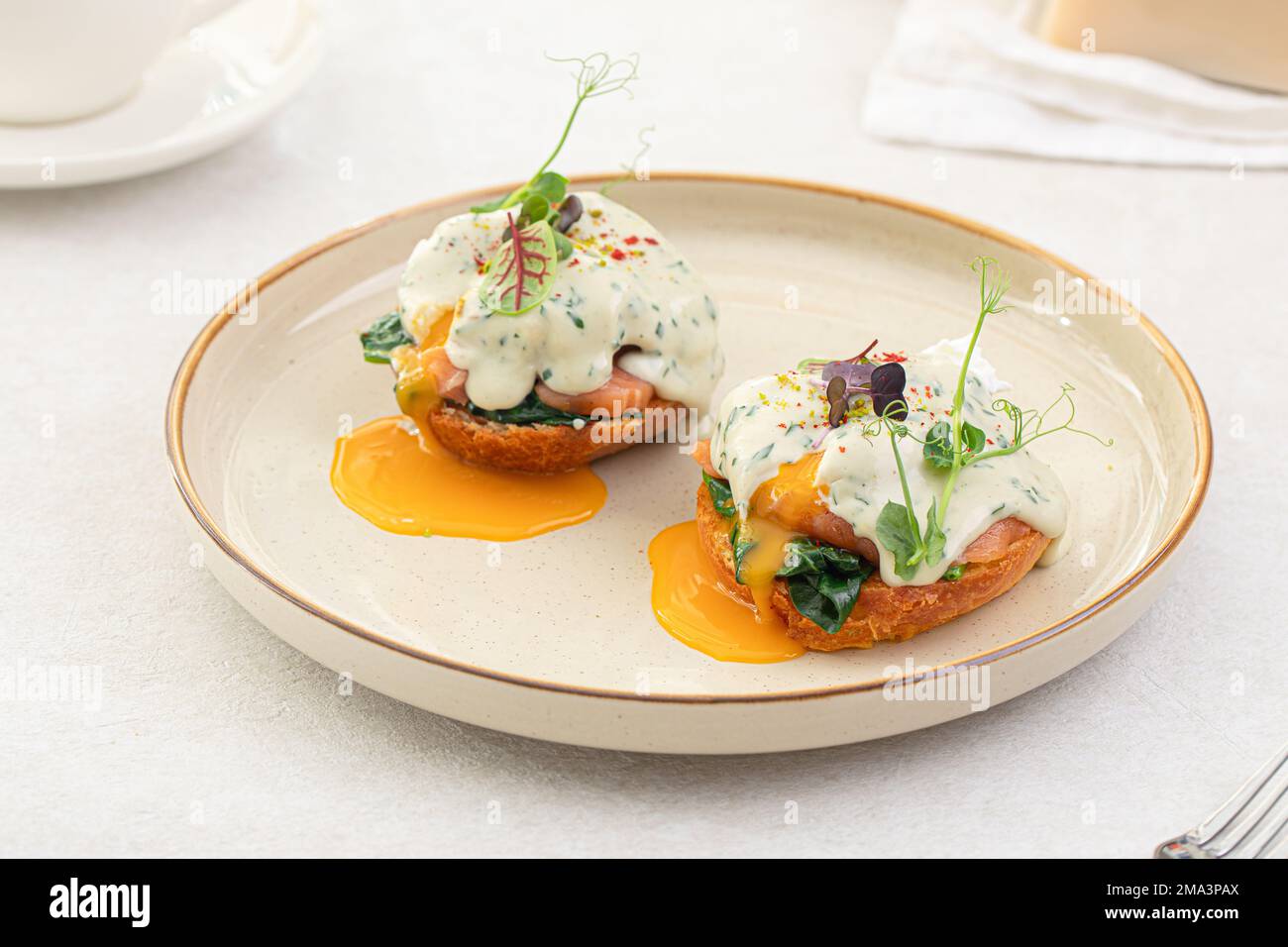 Porzione di uovo di benedikt con salsa blu dor Foto Stock