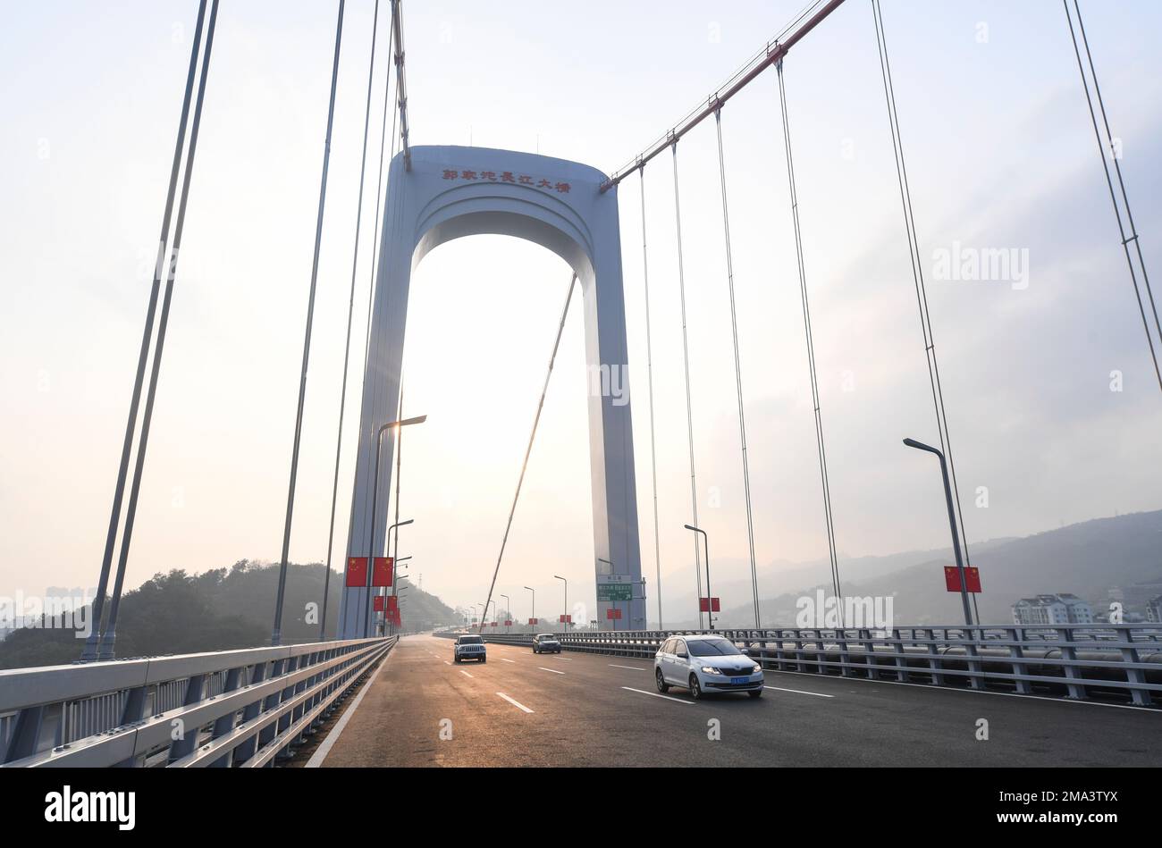 Chongqing. 18th Jan, 2023. I veicoli corrono sul ponte sul fiume Guojiatuo Yangtze a Chongqing, nel sud-ovest della Cina, il 18 gennaio 2023. Con una lunghezza totale di 1.403,8 metri e un'estensione principale di 720 metri, il ponte sul fiume Guojiatuo Yangtze era aperto al traffico il mercoledì. Credit: Wang Quanchao/Xinhua/Alamy Live News Foto Stock