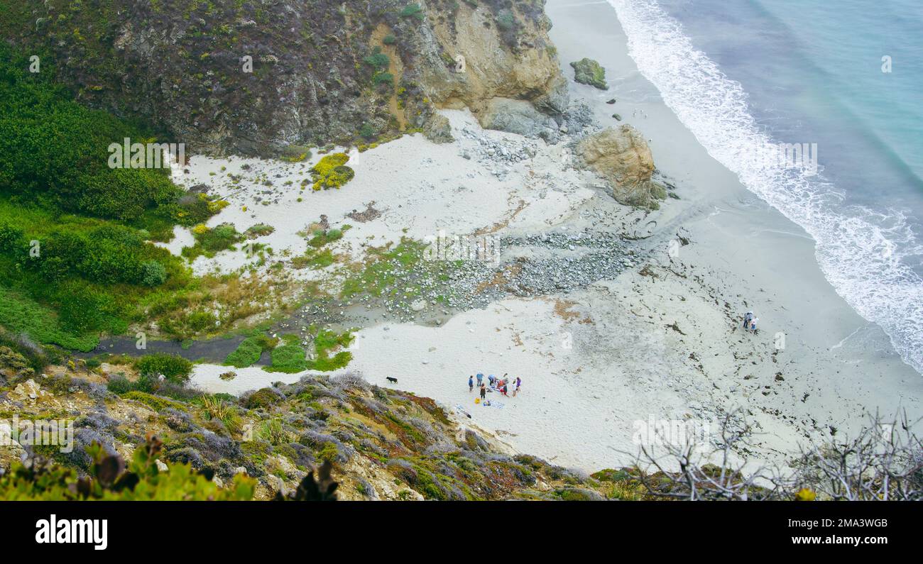 Una vista aerea delle persone sulla riva del mare Foto Stock