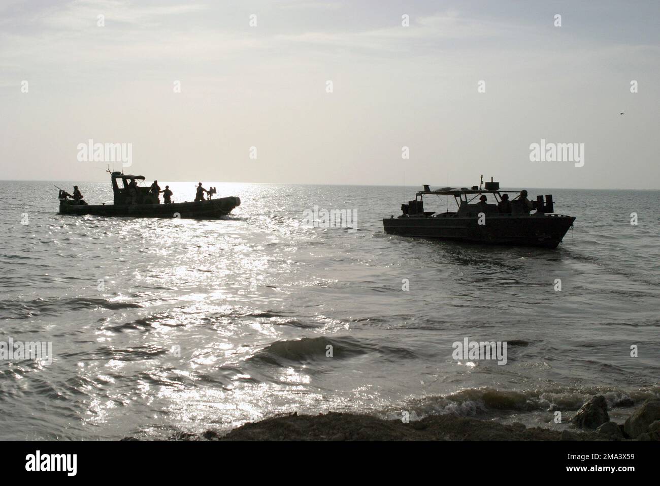 Un corpo marino americano (USMC) Small Unit Riverine Craft (SURC) e Riverine Assault Craft (RAC) si spostano verso i loro punti sul lago al Habbaniyah, Iraq (IRQ), a sostegno dell'operazione IRACHENA LIBERTÀ. Soggetto operativo/Serie: LIBERTÀ IRACHENA Paese: Iraq (IRQ) Foto Stock