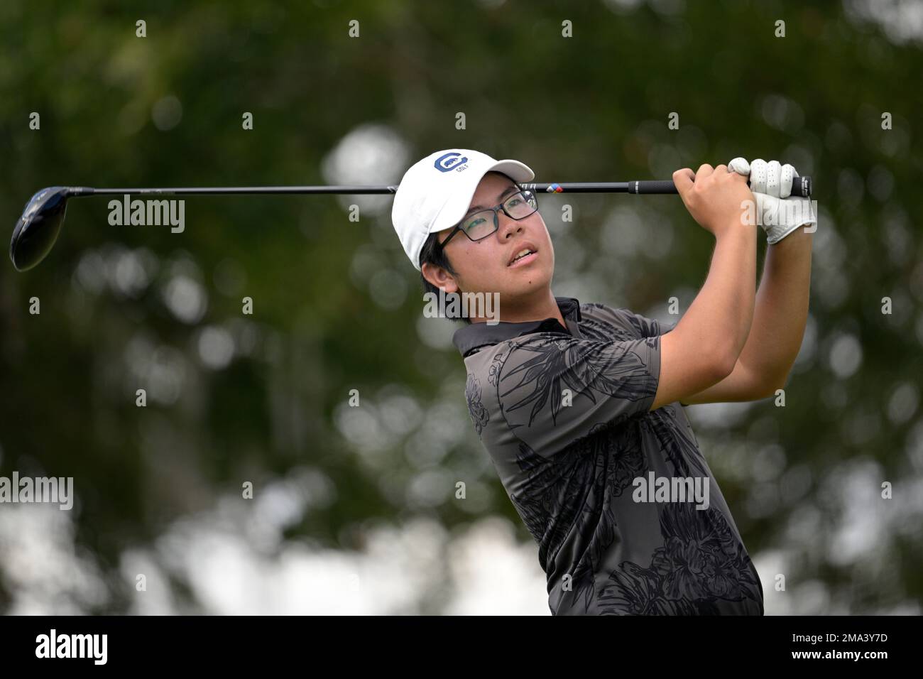 Ethan Chung, of California, watches his tee shot on the 18th hole during an NCAA golf tournament, Monday, Oct. 24, 2022, in Windermere, Fla. (AP Photo/Phelan M. Ebenhack) Foto Stock