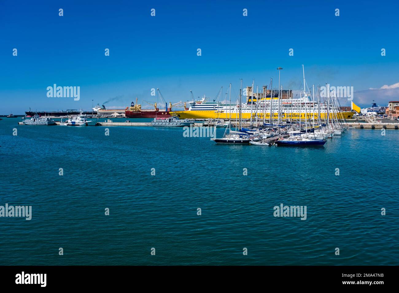 La Corsica Victoria, traghetto Corsica Ferries, è ancorata nella parte Darsena del Porto di Livorno, Porto di Livorno, circondata da barche a vela. Foto Stock