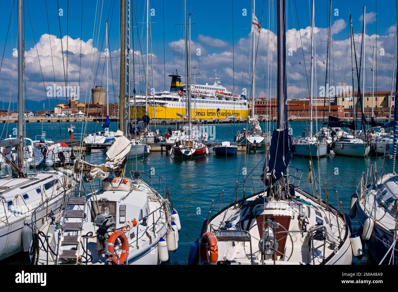 La Corsica Victoria, traghetto Corsica Ferries, è ancorata nella parte Darsena del Porto di Livorno, Porto di Livorno, circondata da barche a vela. Foto Stock