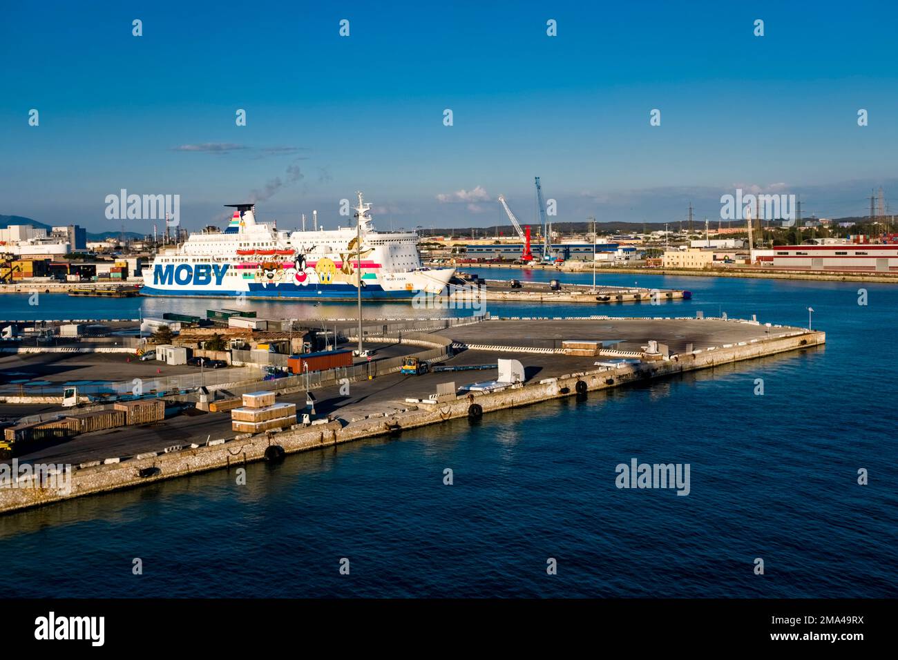 Un traghetto Moby Lines è ancorato nella parte Darsena del porto di Livorno, Porto di Livorno. Foto Stock
