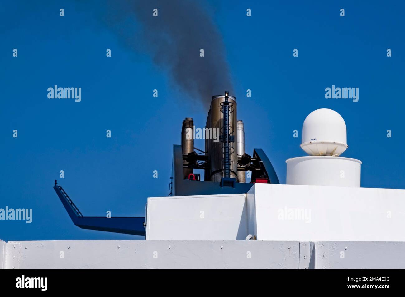 I gas di scarico neri sorgono dai tubi di scarico del traghetto Cruise Ausonia durante il tragitto da Livorno a Palermo. Foto Stock