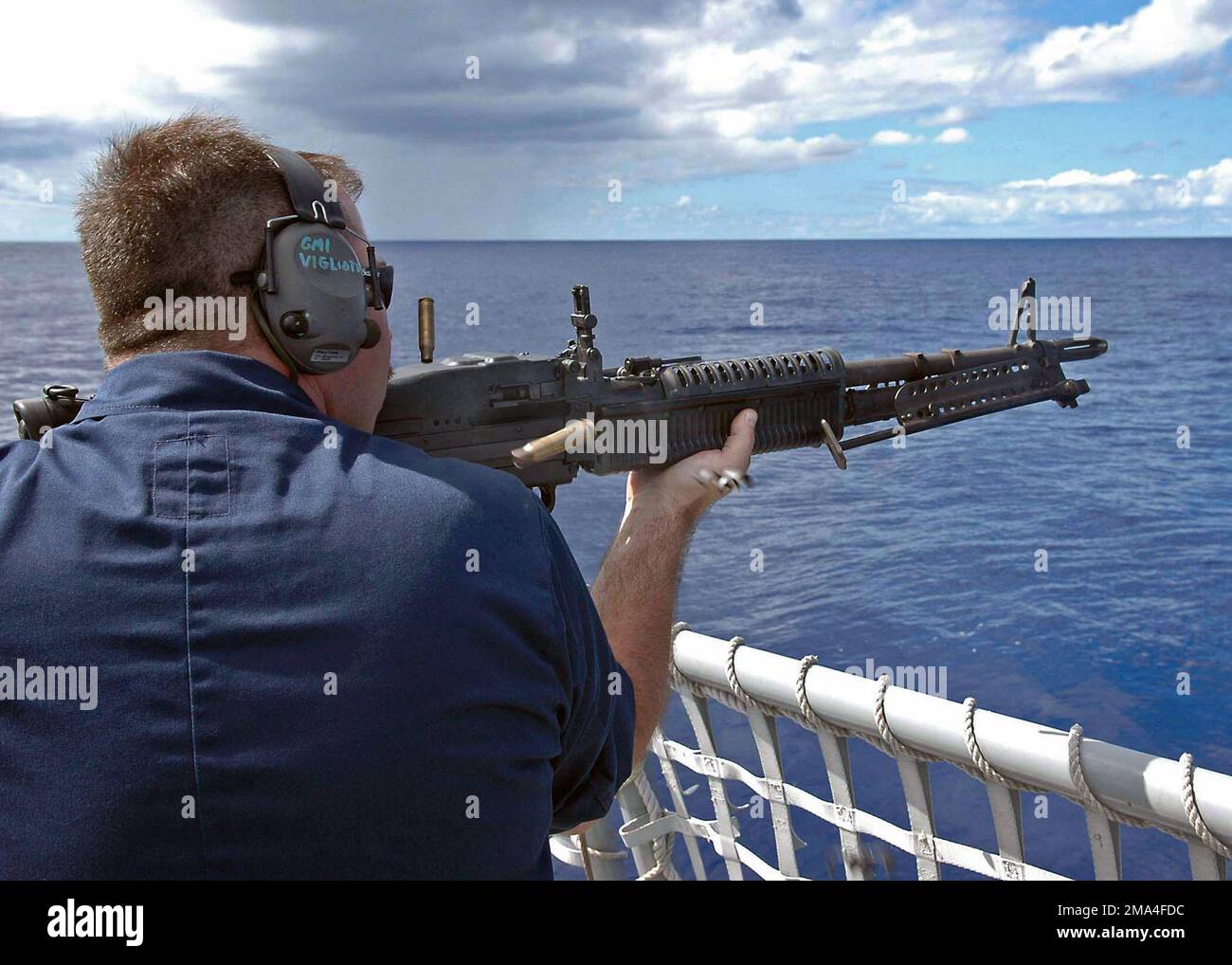 041122-N-4166B-015. Base: USS Benfold (DDG 65) Foto Stock