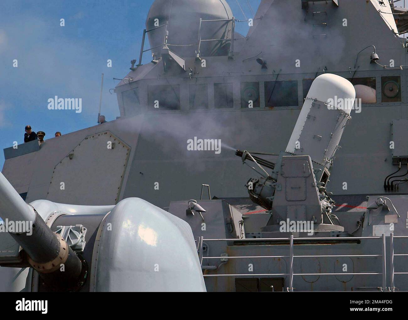 041122-N-4166B-010. Base: USS Benfold (DDG 65) Foto Stock