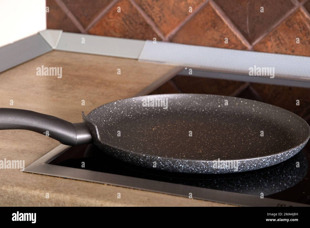 foto di una padella vuota sul piano cottura in cucina Foto Stock
