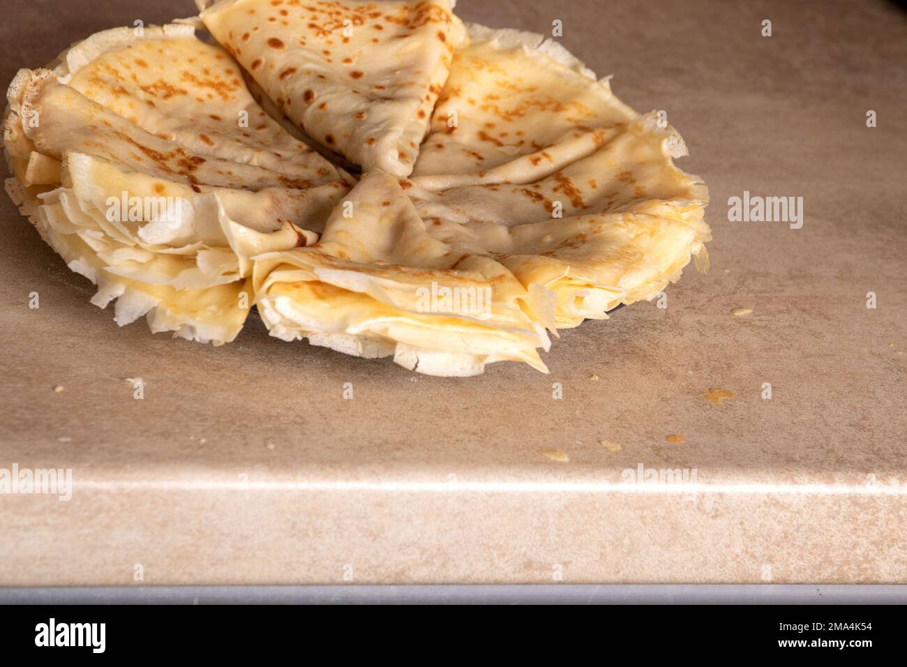 foto frittelle fresche sottili su un piatto sul tavolo da cucina Foto Stock