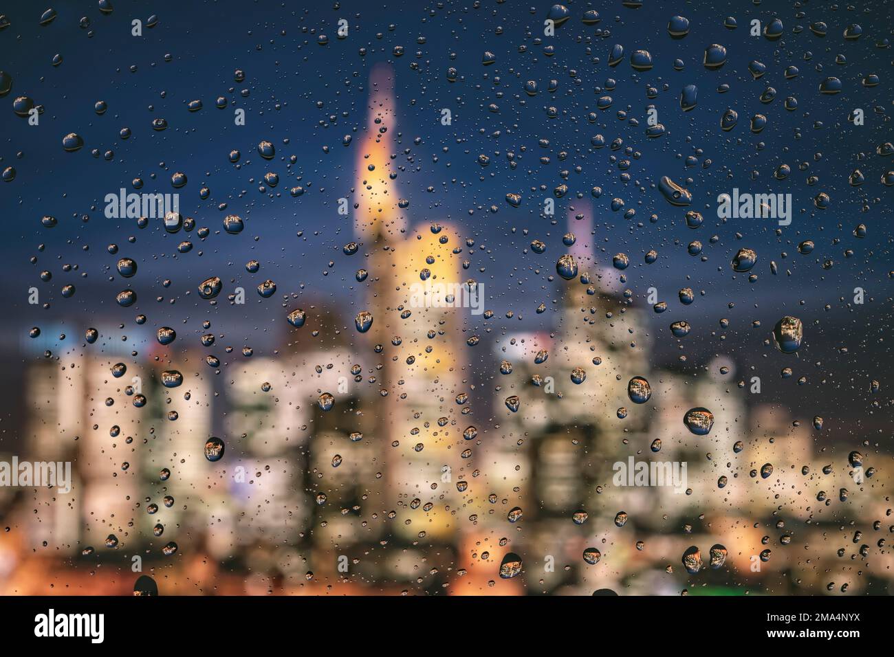 Skyline notturno di Francoforte sotto la pioggia Foto Stock
