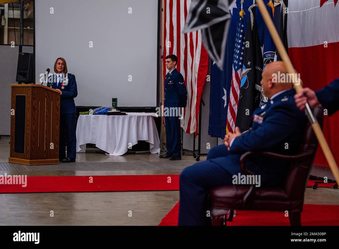 STATI UNITI Monique DeLauter, a sinistra, precedente comandante del Delta  spaziale 5 (DEL 5) e direttore del Combined Space Operations Center  (CSpOC), parla durante la cerimonia del cambio di comando del 5