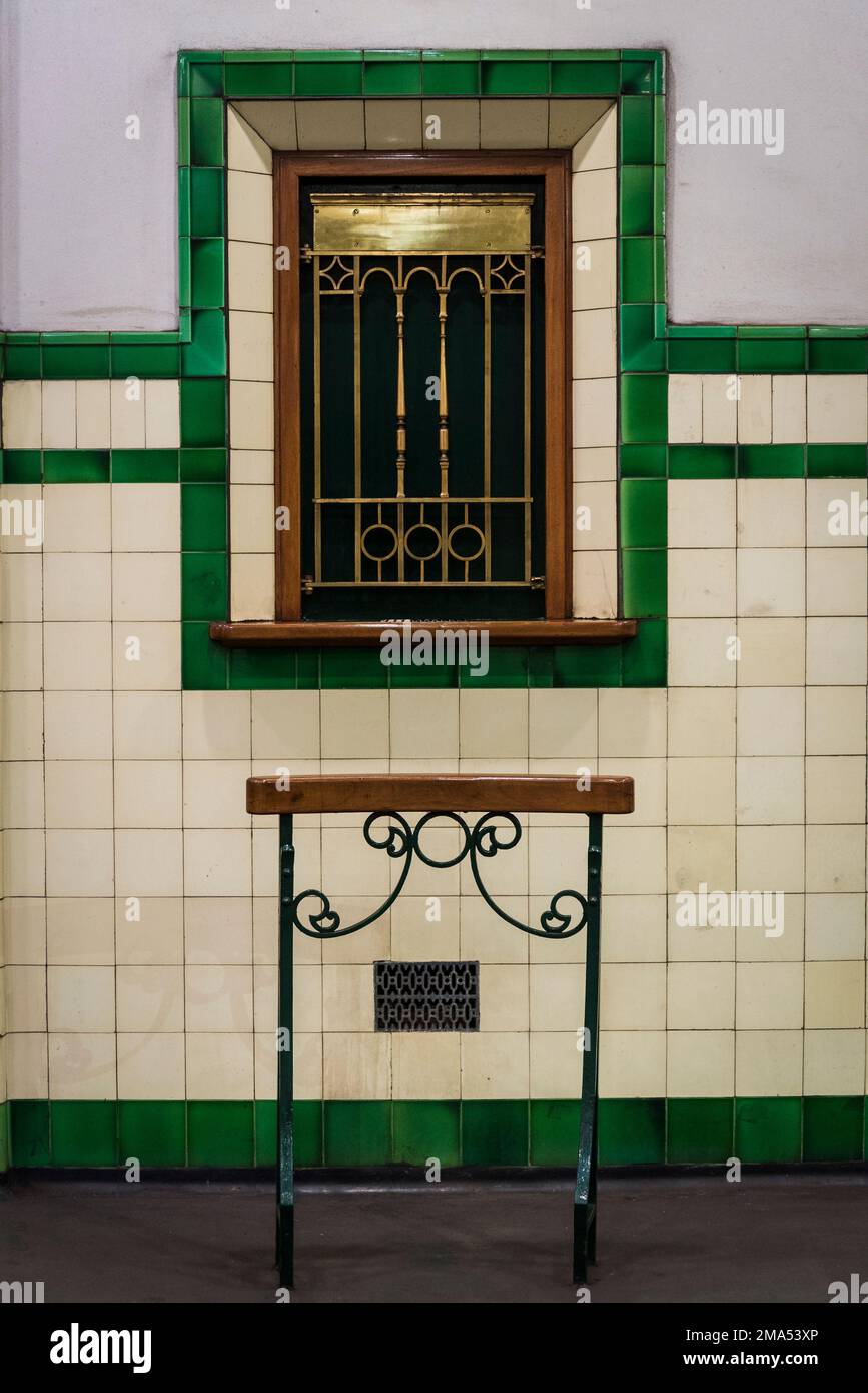 Vecchia biglietteria nella stazione ferroviaria di St James, una stazione ferroviaria della metropolitana patrimonio dell'umanità situata sul City Circle, Sydney, NSW, Austral Foto Stock