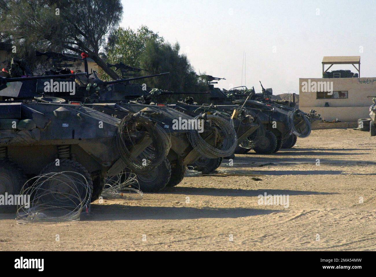 041216-M-2353F-008. Una fila di US Marine Corps (USMC) Light Armored Vehicles (LAV-25), assegnati al 1st Light Armored Reconnaissance Battaglione (LARB), sono presenti a Camp Owen, dopo aver completato le operazioni a Fallujah, in Iraq, durante l'operazione IRAQI FREEDOM II Foto Stock