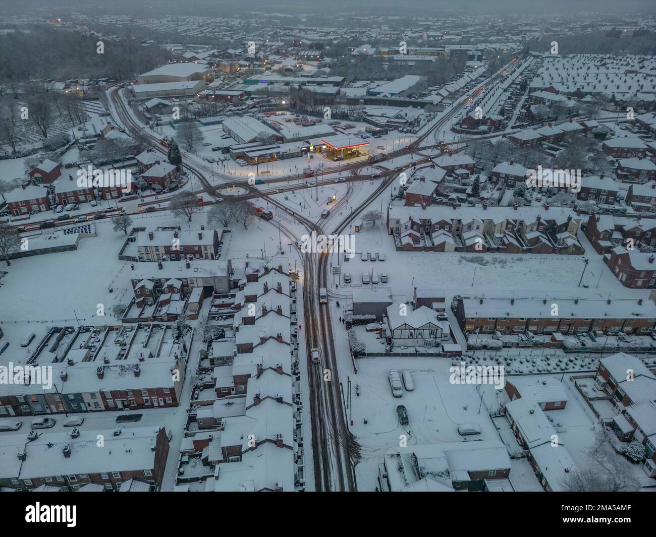 Una scena molto britannica, dall'aria una vista BirdsEye delle case residenziali dopo caduta di neve pesante Inc Cars bloccato Foto Stock