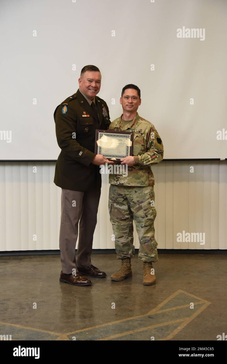 Brig. Gen. John Pippy, Comandante dei componenti terrestri della Guardia Nazionale della Pennsylvania e Vice Capo degli ingegneri per gli Affari della Guardia Nazionale negli Stati Uniti Il quartier generale del corpo militare degli ingegneri presenta un premio per i risultati che coprono fino a cinque anni consecutivi di funzionamento senza lesioni registrate, in conformità con le norme dell'Amministrazione per la salute e la sicurezza sul lavoro del Combined Support Maintenance Shop - Annex 11, situato a Connellsville, Pennsylvania durante la Giornata di sensibilizzazione sulla salute e la sicurezza presso la 171st Air Refueling Wing, situata vicino a Pittsburgh, Pennsylvania, il 24 maggio 2022 Foto Stock