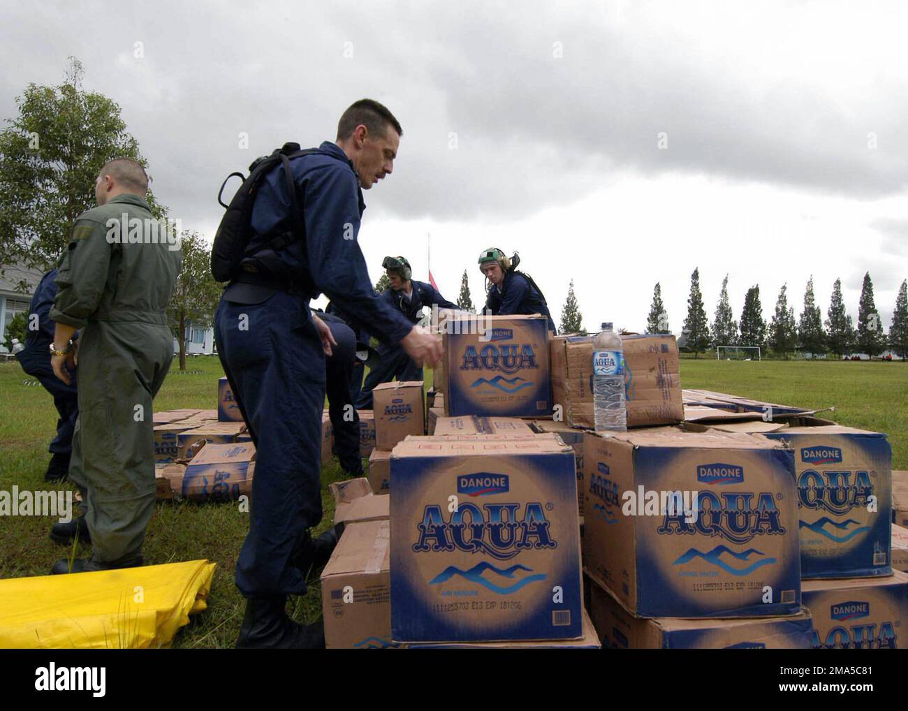 050102-N-5362F-081. Base: Sultan Iskandar Muda Airport Stato: Sumatra Paese: Indonesia (IDN) Foto Stock