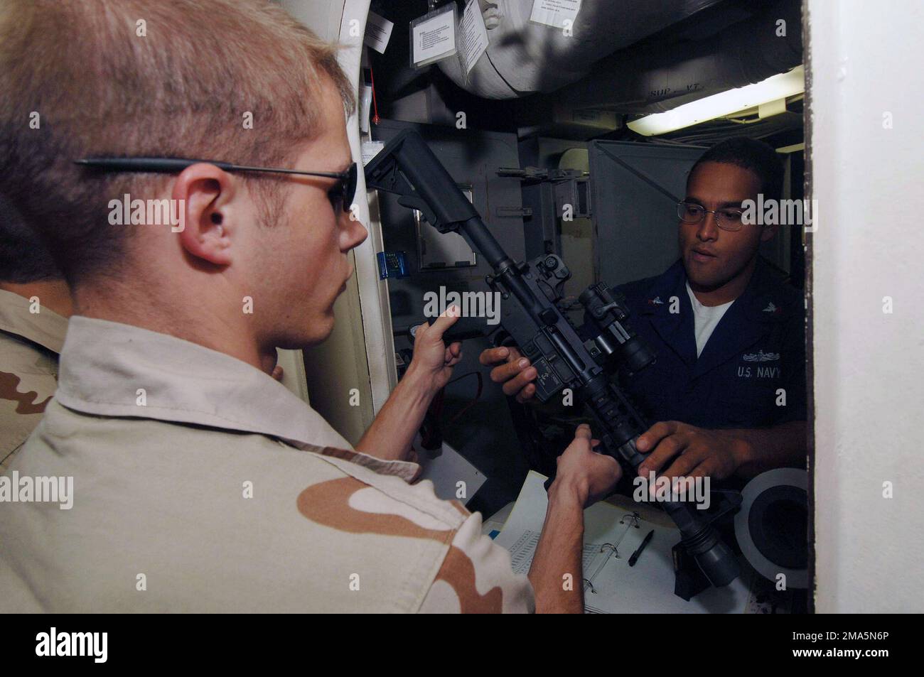 060128-N-4374S-001. Base: USS carter Hall (LSD 50) Foto Stock