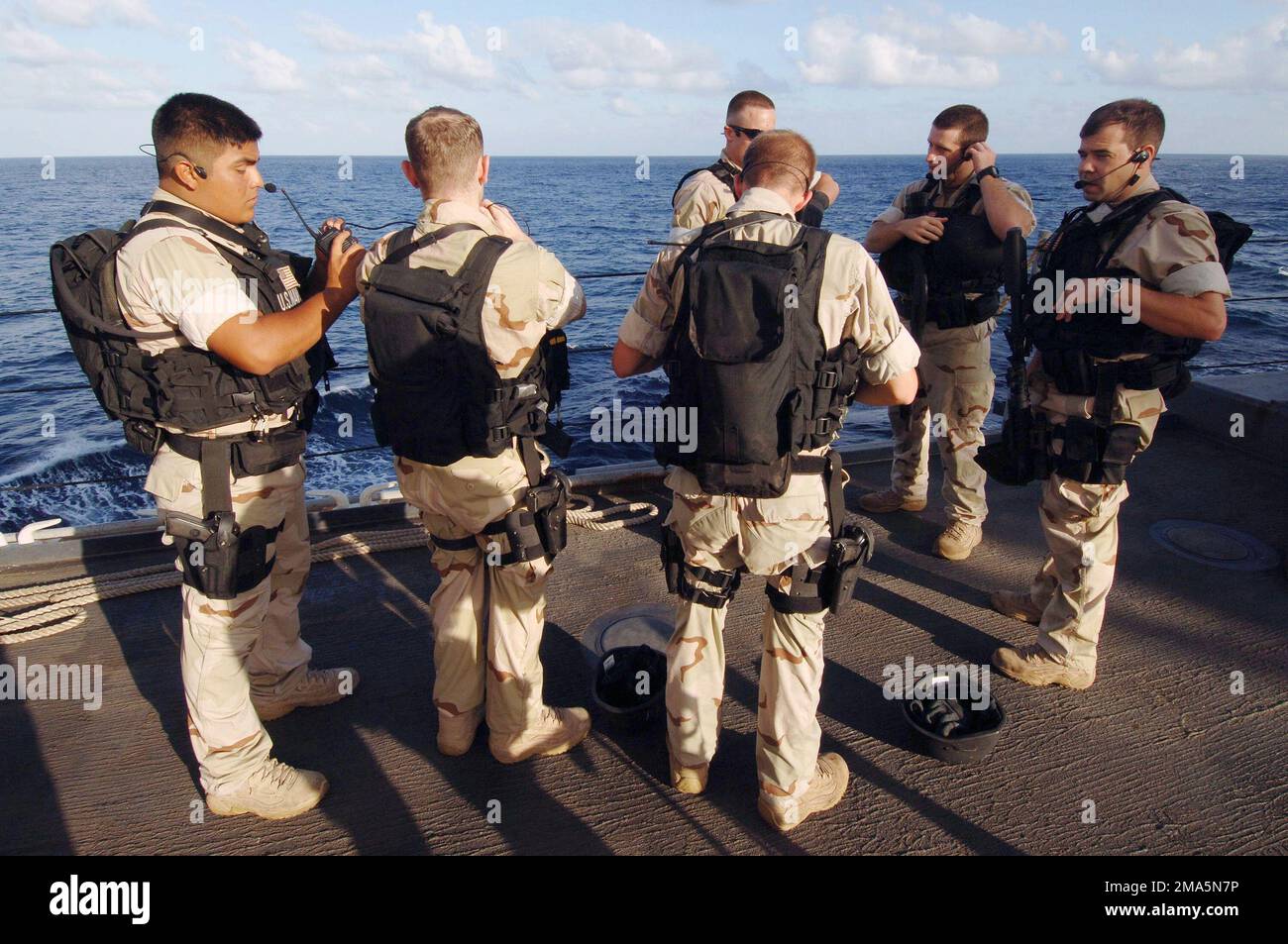 060128-N-4374S-004. Base: USS carter Hall (LSD 50) Nazione: Oceano Indiano (CIO) Foto Stock