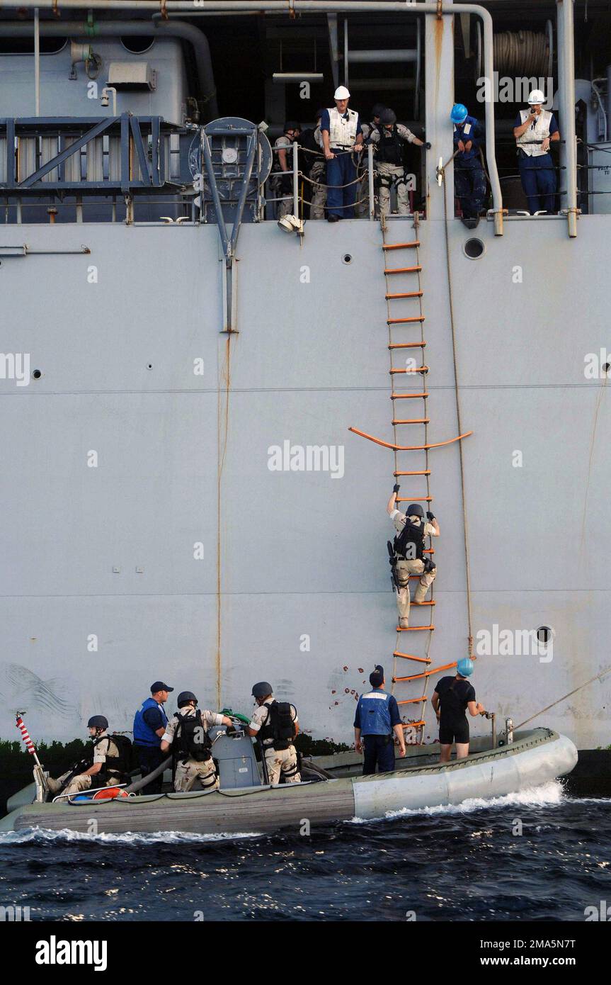 060128-N-4374S-007. Base: USS carter Hall (LSD 50) Nazione: Oceano Indiano (CIO) Foto Stock