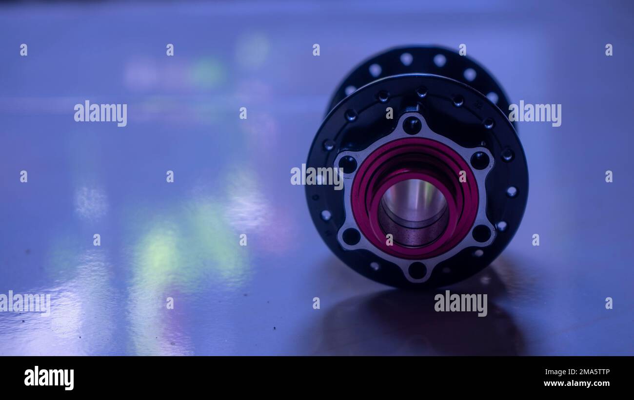 Colore blu rosa viola con riflessi delle parti della bicicletta Foto Stock