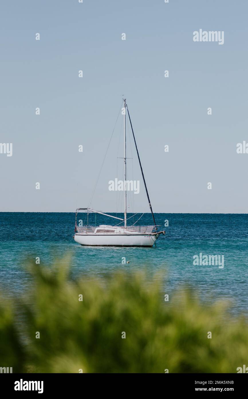 Barche a vela sul mare vicino a un'isola in estate Foto Stock