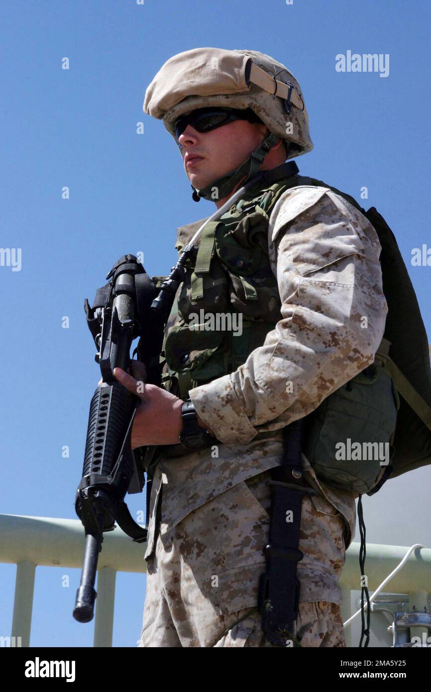 Corpo della Marina DEGLI STATI UNITI (USMC) Lance Corporal (LCPL) William E. Bogielski, specialista in nucleare, biologico, chimica (NBC) della Marine Wing Headquarters Squadron Two (MWHS-2), si trova in guardia con un fucile 5,56mm M16A2, durante le stazioni del Cross Service, tenutesi allo stadio di calcio della base aerea di al Asad, Situato nella provincia di al Anbar in Iraq, durante l'operazione LA LIBERTÀ IRACHENA. Soggetto operativo/Serie: BASE PER LA LIBERTÀ IRACHENA: Al Asad Stato: Al Anbar Paese: Iraq (IRQ) Foto Stock