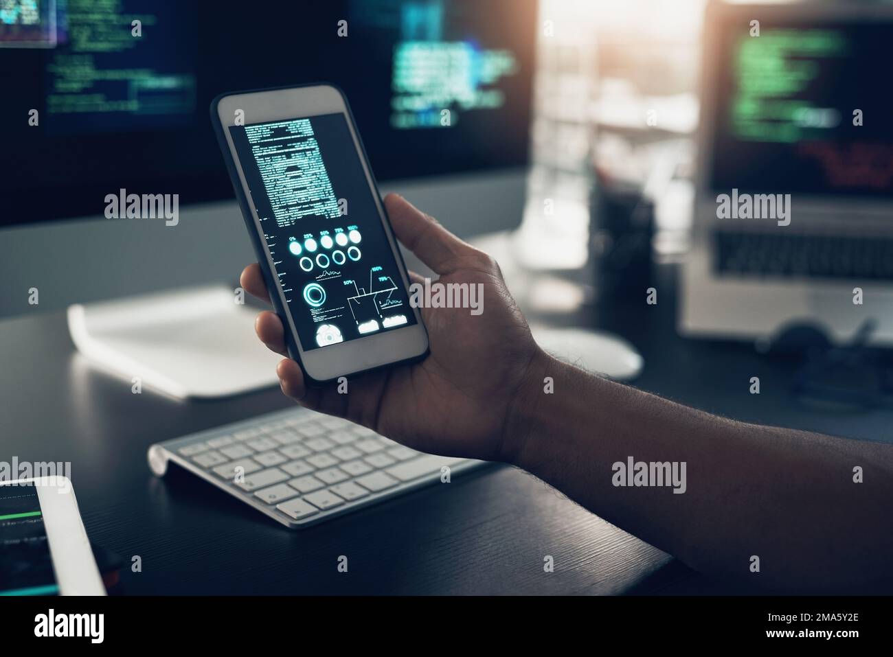 Più si lavora, più si diventa fortunati. un uomo irriconoscibile che usa un cellulare in un ufficio moderno. Foto Stock Più si lavora, più si diventa fortunati. un uomo irriconoscibile che usa un cellulare in un ufficio moderno. Foto Stock