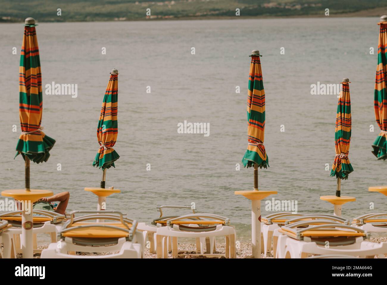 Ombrelloni in spiaggia in estate Foto Stock