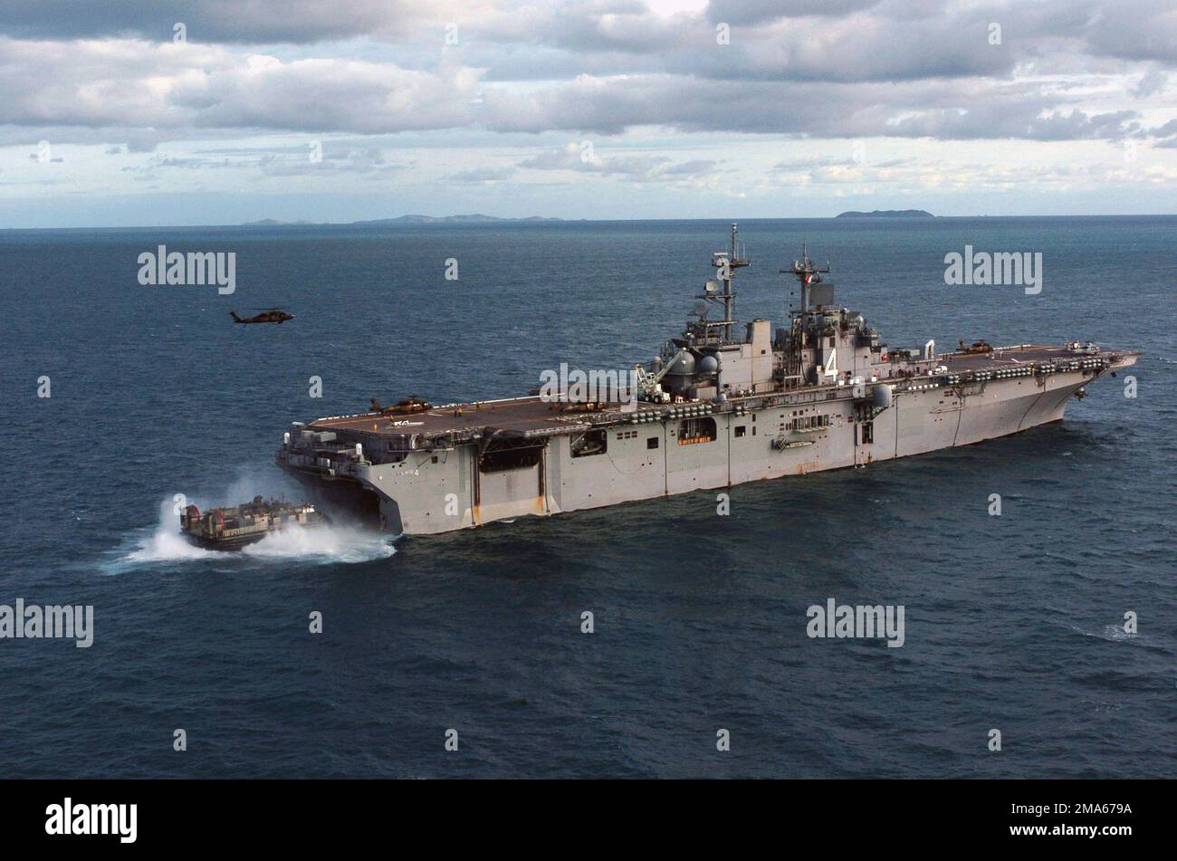 050619-N-8146B-005. [Completa] Didascalia scena: Vista laterale a dritta della US Navy (USN) Wasp Class Amphibious Assault Ship USS BOXER (LHD 4) mentre lancia contemporaneamente una Royal Australian Air Force (RAAF) S-70A Black Hawk (Blackhawk) e una USN Landing Craft, Air Cushion (LCAC) a sostegno dell'esercizio TALISMANO SABER 2005. TALISMAN SABER è un esercizio sponsorizzato congiuntamente dal comando statunitense del Pacifico (USPACOM) e dal comando australiano delle operazioni congiunte della forza di difesa, e progettato per formare il personale del comandante della flotta US 7th e il personale australiano delle operazioni congiunte come un compito combinato designato F. Foto Stock