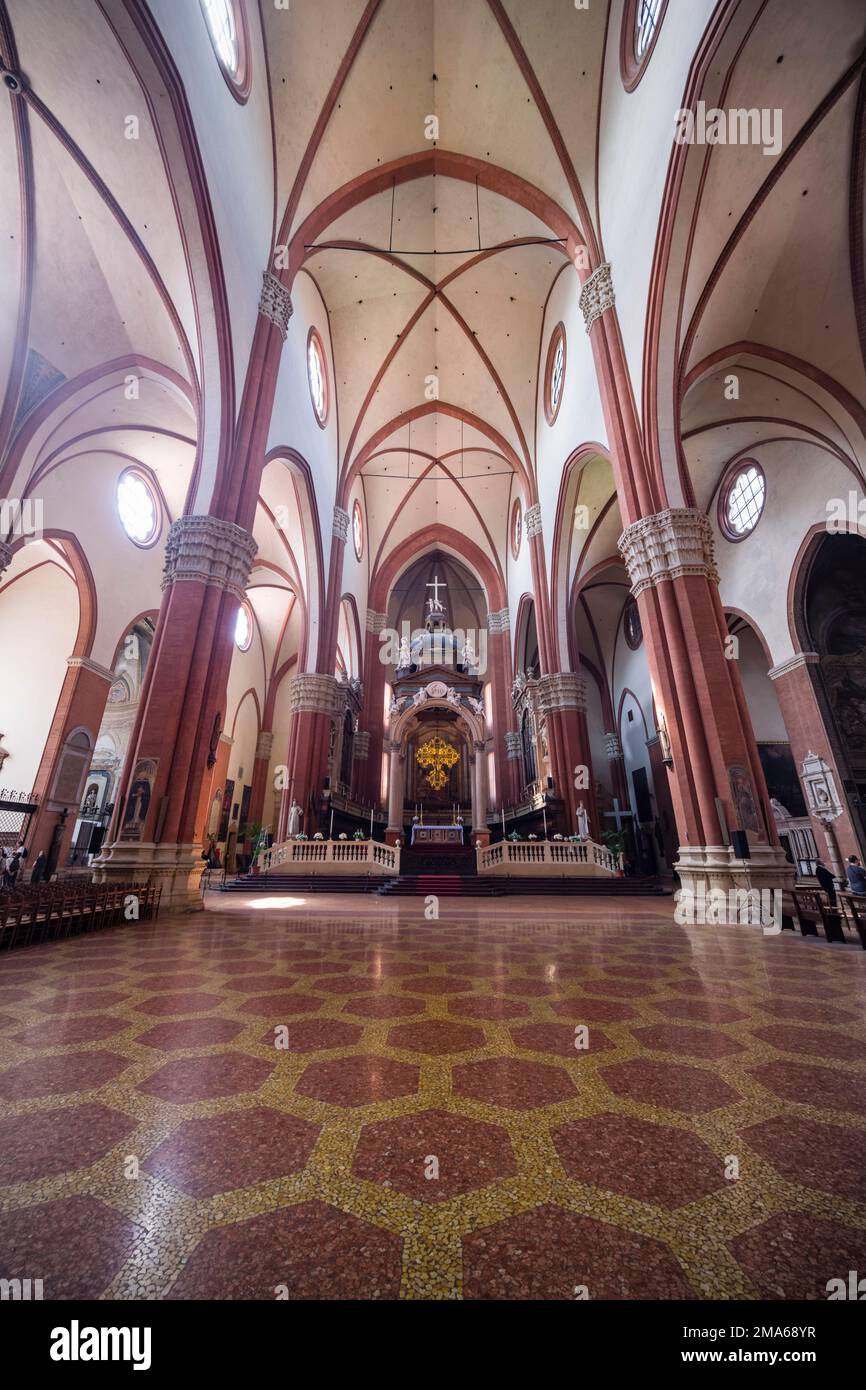 Altare e arredi interni all'interno della chiesa Basilica di San Petronio, Basilica di San Petronio nel centro della città medievale di Bologna. Foto Stock