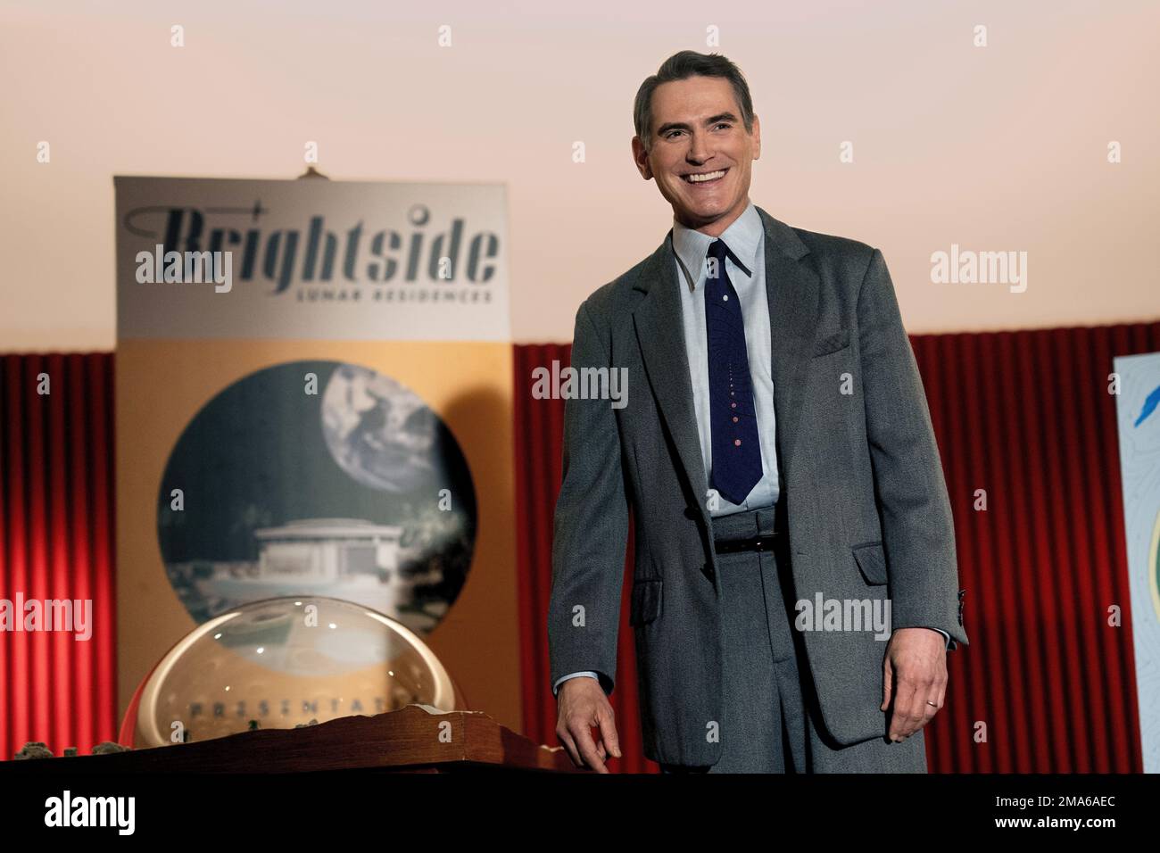 BILLY CRUDUP IN CIAO DOMANI! (2023), diretto da JONATHAN ENTWISTLE. Credito:  Apple TV+ / Album Foto stock - Alamy