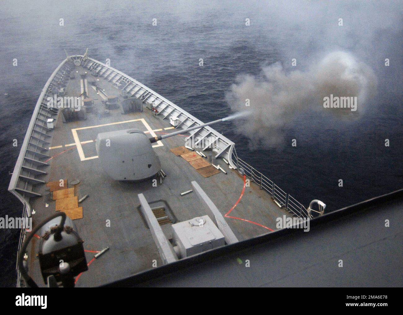 050713-N-4374S-001. Soggetto operativo/Serie: UNITAS 46-05 base: USS Thomas S. Gates (CG 51) Foto Stock