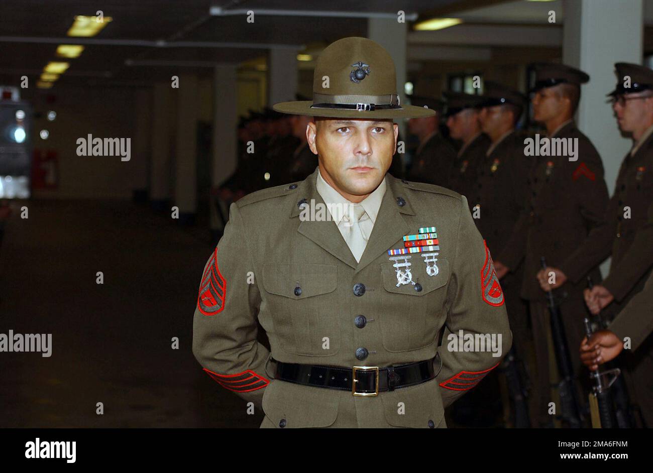 US Marine Corps (USMC) SENIOR Drill Instructor (DI) STAFF Sergeant (SSGT) T. Warren, Platoon (PLT) 1057, Bravo Company (B CO), 1st reclutamento addestramento battaglione (RTB), si trova a parata riposo in attesa del comandante battaglione a bordo del Marine Corps Recruit Depot (MCRD), Parris Island, South Carolina (SC). Il comandante del battaglione sta ispezionando le reclute del B CO mentre concludono la loro ultima settimana di formazione sulle reclute. Base: USMC Recruit Depot,Parris Island Stato: South Carolina (SC) Paese: Stati Uniti d'America (USA) Foto Stock