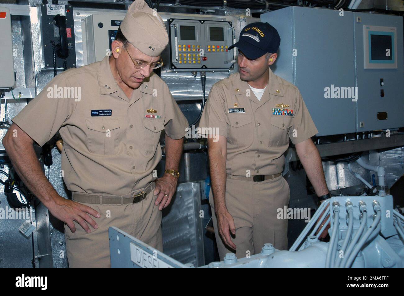 A bordo della nave US Navys (USN) più recente, il COMBATTENTE MARINO USS (FSF 1), l'ammiraglio posteriore USN (RADM) Anthony Lengerich (a sinistra), Vice-Commander, Naval Sea Systems Command (NAVSEA), e le navi Commander, USN Lieutenant Commander (LCDR) Brandon S. Bryan, discutono il funzionamento delle navi motori diesel di propulsione. Il COMBATTENTE MARINO sarà utilizzato per valutare le prestazioni idornodinamiche, il comportamento strutturale, la flessibilità della missione e i sistemi di propulsione delle navi ad alta velocità, nonché per testare una varietà di tecnologie, che consentiranno alla Marina di operare in modo più efficace nelle acque del litorale o vicino alla costa. Bas Foto Stock