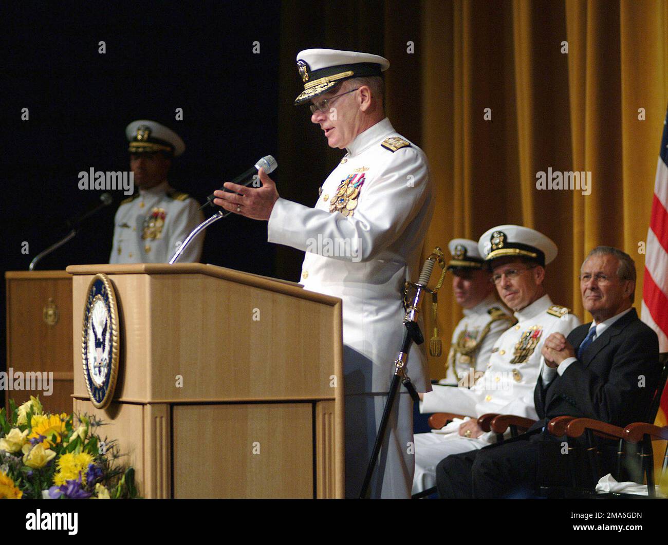 L'ammiraglio (ADM) Vern Clark consegna le sue osservazioni finali durante la cerimonia del cambiamento di comando e della pensione tenutasi presso l'Accademia Navale degli Stati Uniti, ad Annapolis, Maryland. Nella foto è raffigurato il Segretario della Difesa degli Stati Uniti (SECDEF), l'onorevole Donald H. Rumsfeld e l'ammiraglio della Marina degli Stati Uniti (USN) (ADM) Mike Mullen. Base: Annapolis Stato: Maryland (MD) Paese: Stati Uniti d'America (USA) Foto Stock