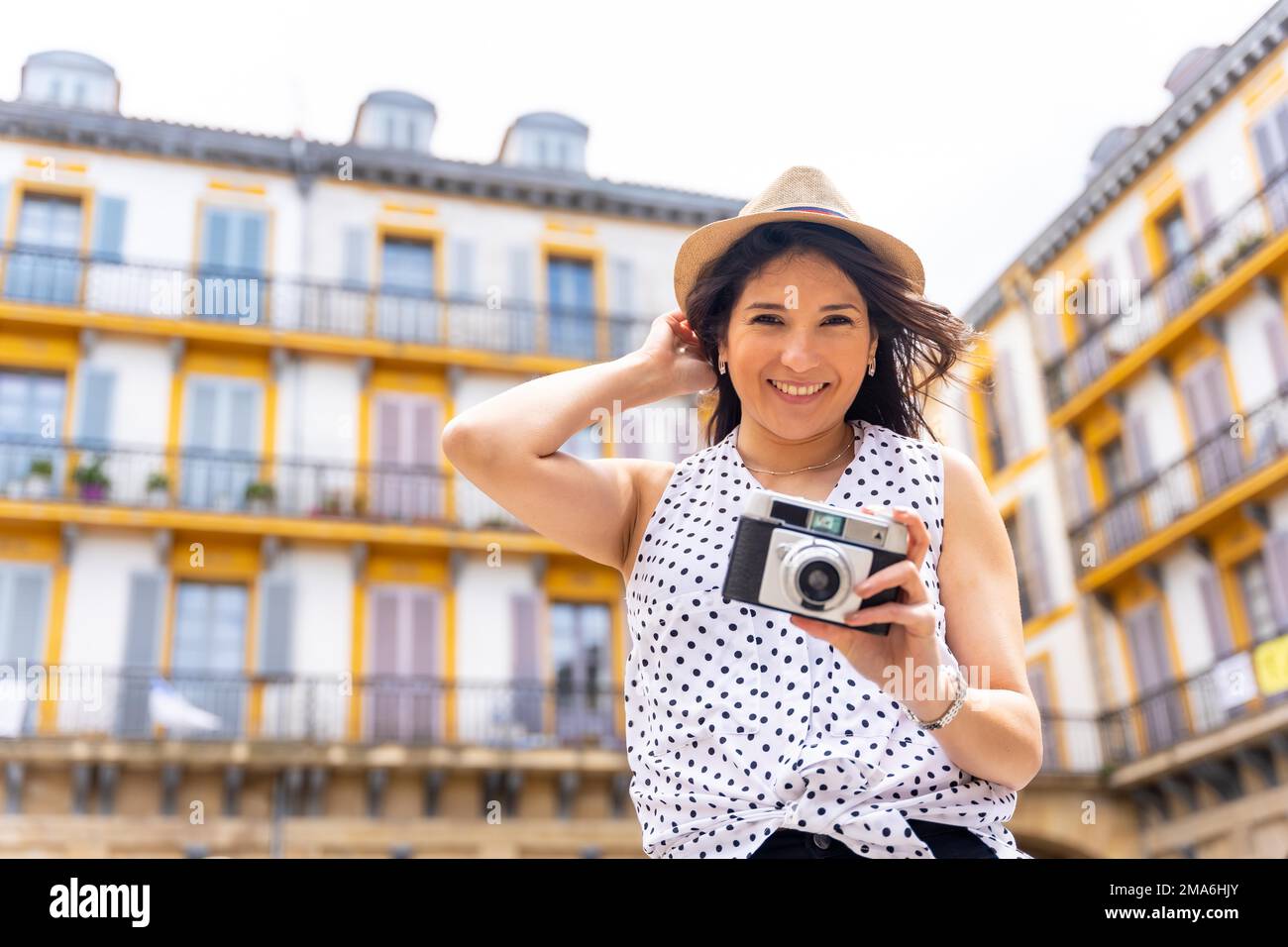 Donna turistica che visita la città guardando le foto di viaggio, godersi le vacanze estive, il concetto di viaggiatore femminile e la creazione di contenuti digitali Foto Stock