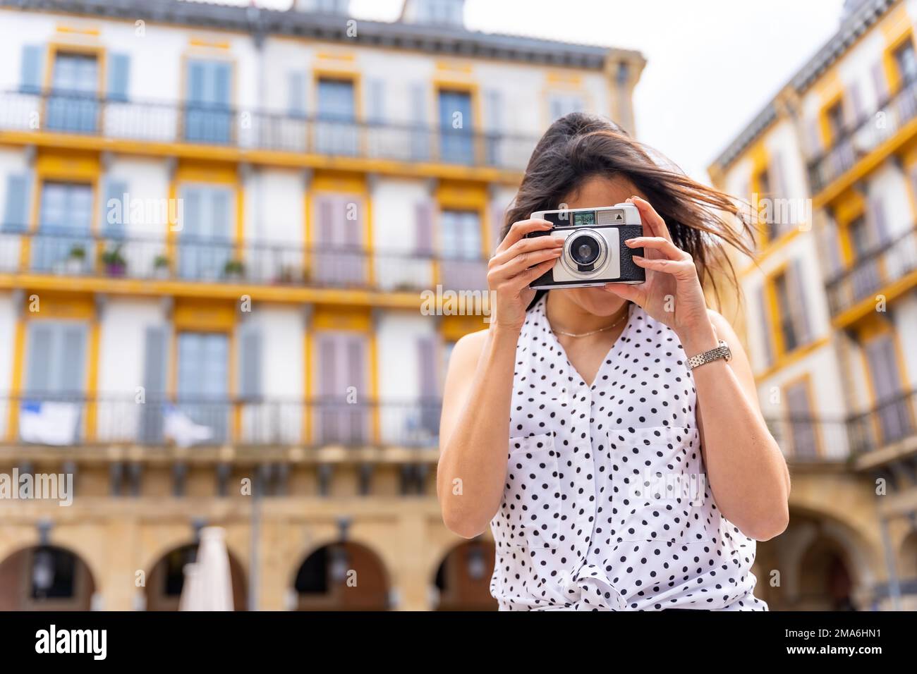 Donna turistica che ama visitare la città guardando le foto di viaggio, godersi le vacanze estive, il viaggiatore femminile e il concetto di creazione di contenuti digitali Foto Stock