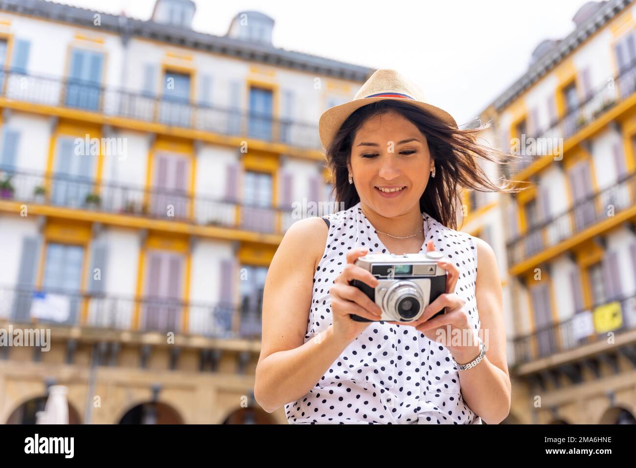 Donna turistica che visita la città guardando le foto di viaggio, godersi le vacanze estive, il concetto di viaggiatore femminile e la creazione di contenuti digitali Foto Stock