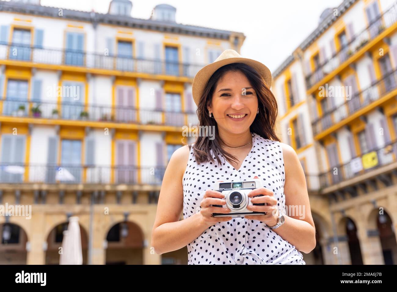 Donna turistica che ama visitare la città guardando la fotocamera, godersi le vacanze estive, il concetto di viaggiatore femminile e la creazione di contenuti digitali Foto Stock
