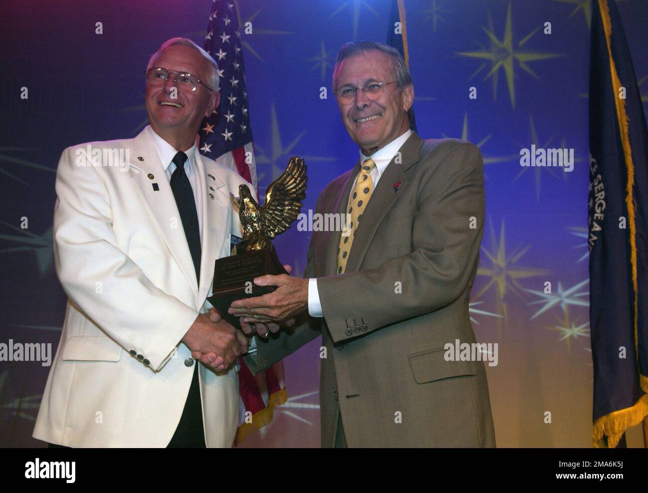 050802-F-6911G-007. [Complete] Scene Caption: USA AIR Force AIRMAN della Air Force Sergeants Association (AFSA), guarda un grande monitor mentre l'onorevole Donald H. Rumsfeld, Segretario della Difesa, si rivolge al gruppo durante la 42nd Convention internazionale annuale e le conferenze militari che si tengono a Dallas, Texas, il 2 agosto 2005. Il Segretario Rumsfeld ha espresso la sua gratitudine all'AIRMAN per l'eccellente lavoro che stanno svolgendo nella lotta contro il terrorismo globale. La Air Force Sergeants Association (AFSA), è un'organizzazione federalmente noleggiata, senza scopo di lucro che rappresenta il professionista e personale Foto Stock