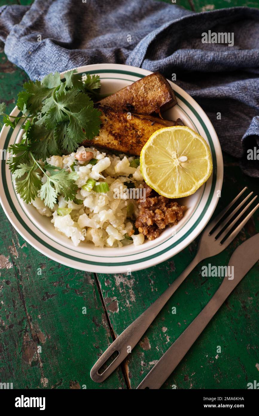 Fotografia alimentare, cavolfiore, insalata, tofu, vegan, vegetariano, alimentazione, salute, limone, prezzemolo Foto Stock