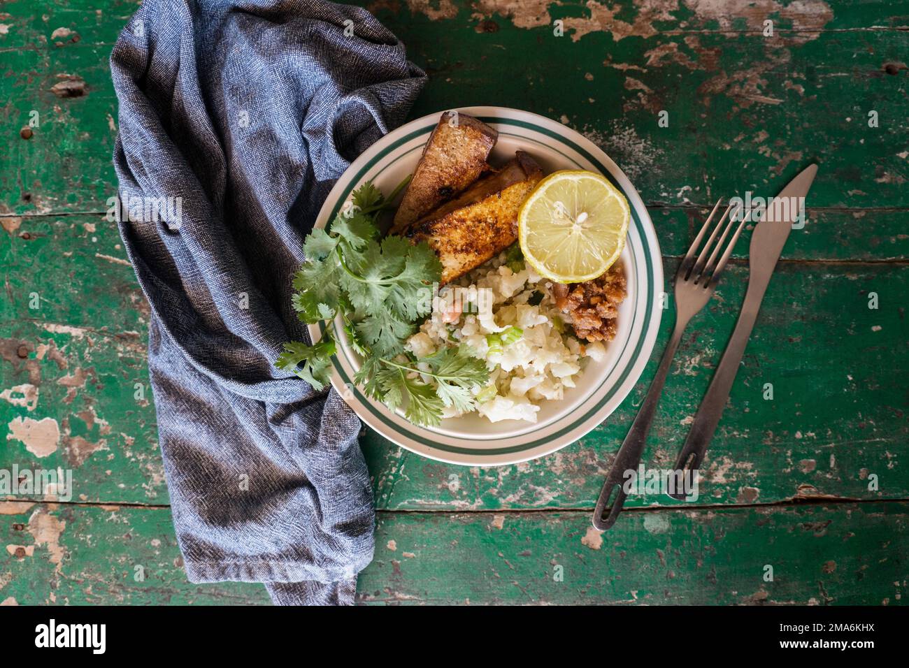 Fotografia alimentare, cavolfiore, insalata, tofu, vegan, vegetariano, alimentazione, salute, limone, prezzemolo Foto Stock
