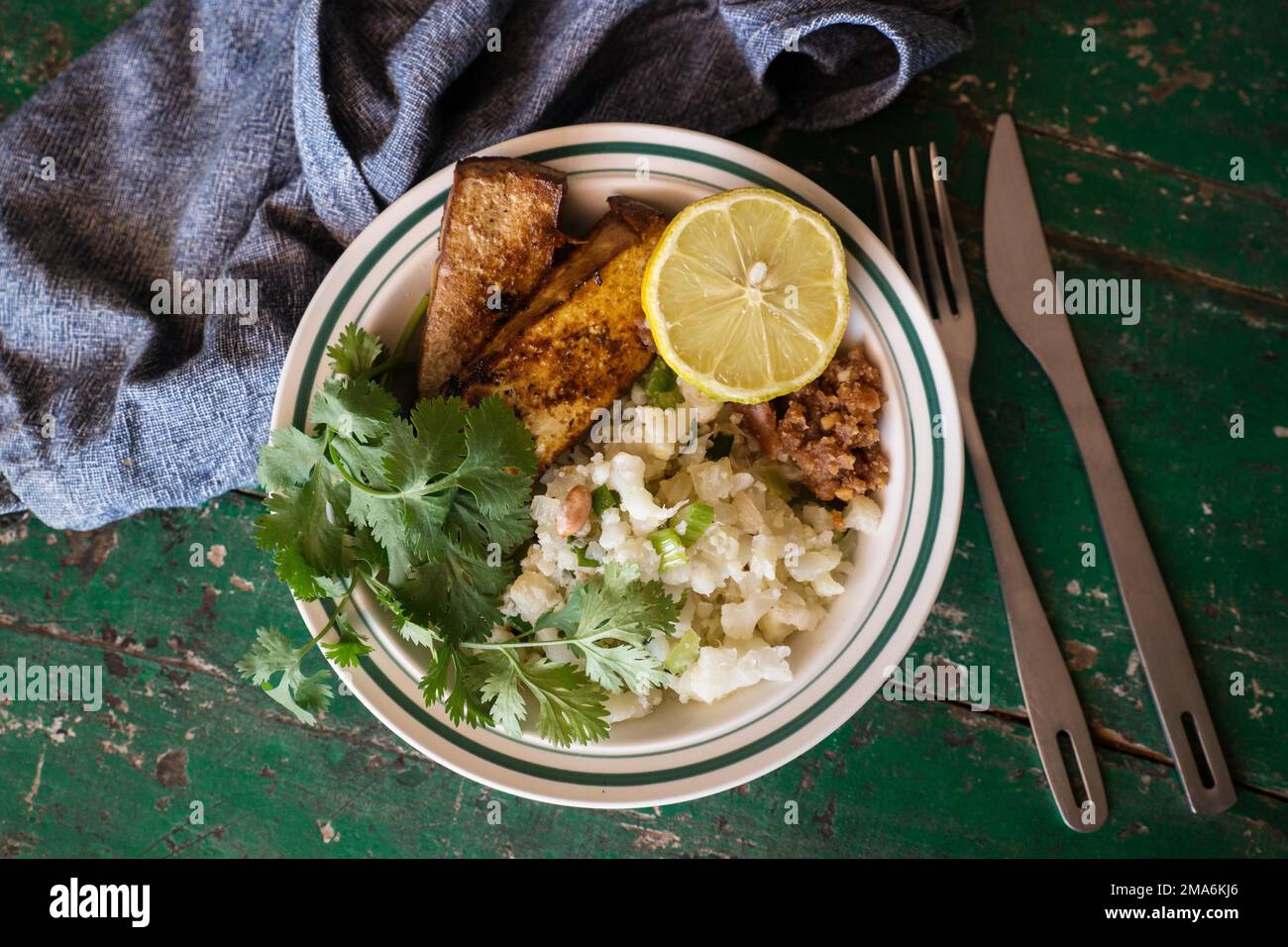 Fotografia alimentare, cavolfiore, insalata, tofu, vegan, vegetariano, alimentazione, salute, limone, prezzemolo Foto Stock