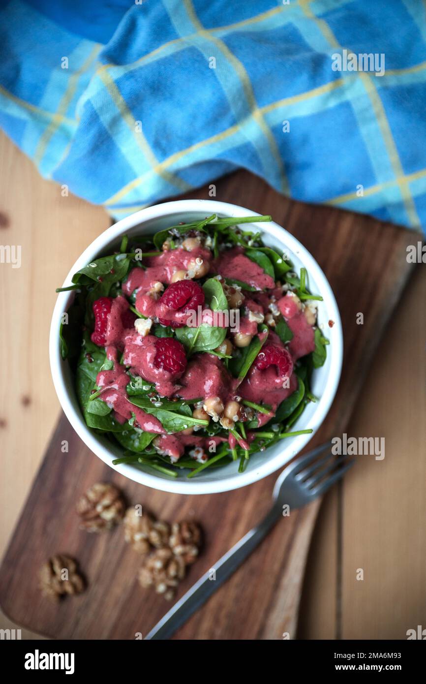 Lattuga di agnello con lamponi e vinaigrette e noci, fotografia alimentare Foto Stock