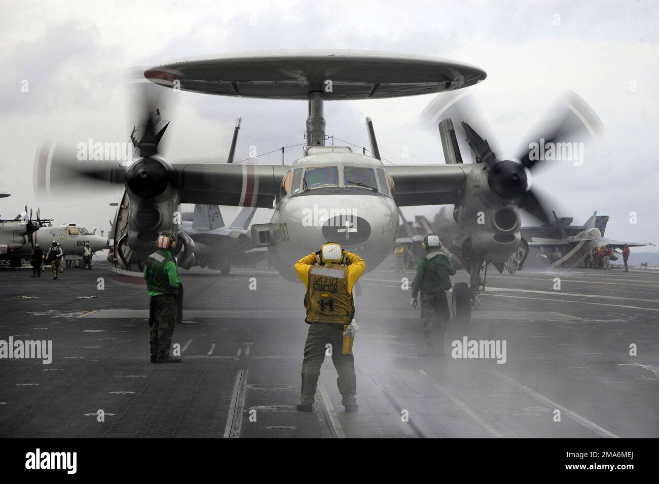 I marinai DELLA US Navy (USN) assegnati all'equipaggio della piattaforma di volo a bordo della portaerei, USS KITTY HAWK (CV 63), si preparano a lanciare un USN e-2C Hawkeye, assegnato alla portaerei Airborne Early Warning Squadron One One Five (VAW-115), durante la terza esercitazione annuale Joint Air and Sea (JASEX), Durante la conduzione di operazioni nella regione del Pacifico occidentale al largo della costa di Yokosuka, Giappone. Subject Operation/Series: JASEX base: USS Kitty Hawk (CV 63) Nazione: Giappone (JPN) Foto Stock