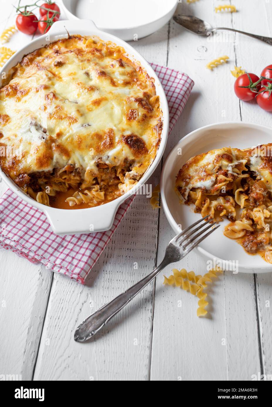 Casseruola con fusilli, salsa bolognese fatta in casa, besciamella e farcitura di mozzarella Foto Stock