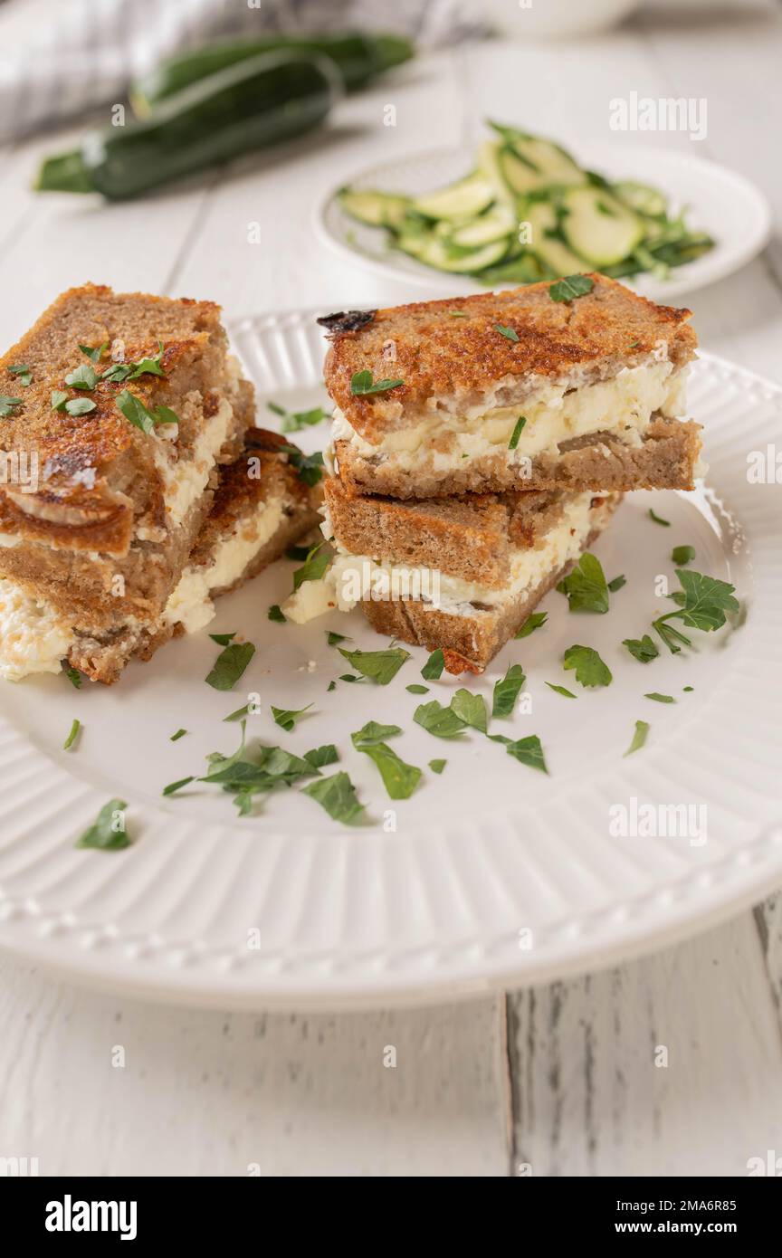 Panini alla griglia con formaggio feta e pane di segale su un piatto. Foto Stock