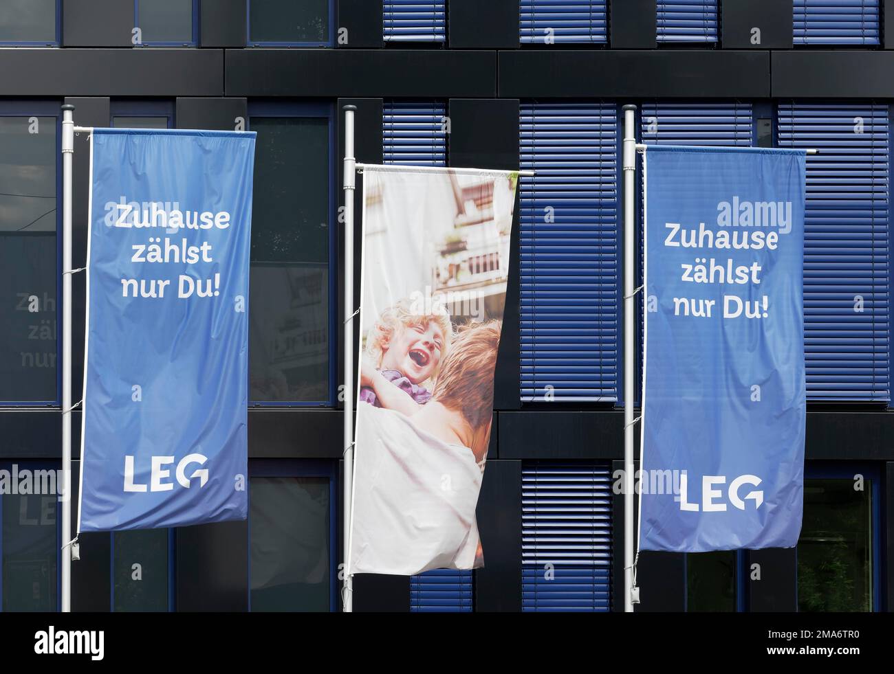 LEG Immobilien se, bandiere con logo presso la sede centrale della società, società di sviluppo di alloggi, società di alloggi, Airport-City Duesseldorf, Nord Foto Stock