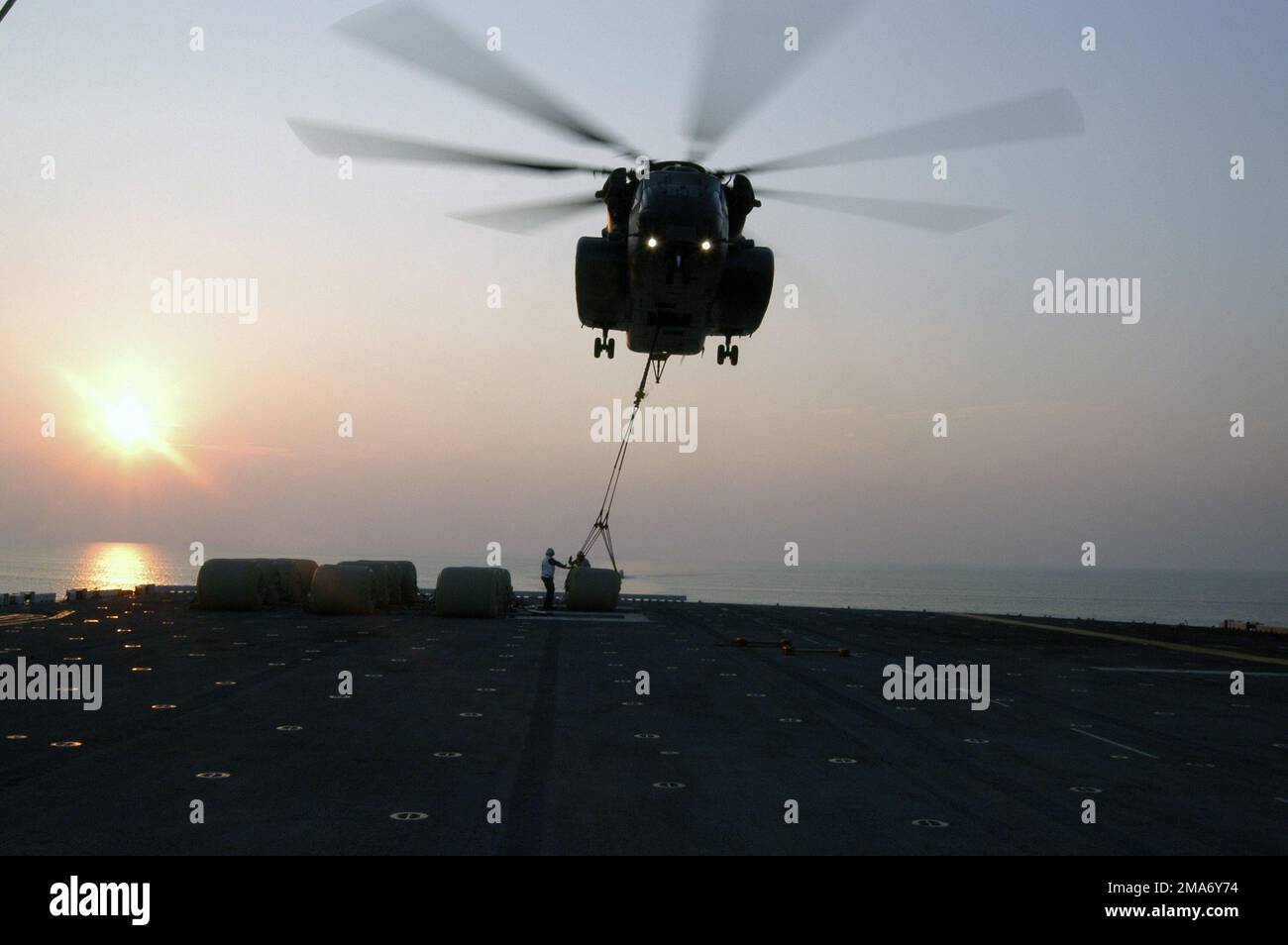 050903-N-8154G-253. Operazione/Serie oggetto: JOINT TASK FORCE (JTF) KATRINA base: USS Bataan (LHD 5) Foto Stock