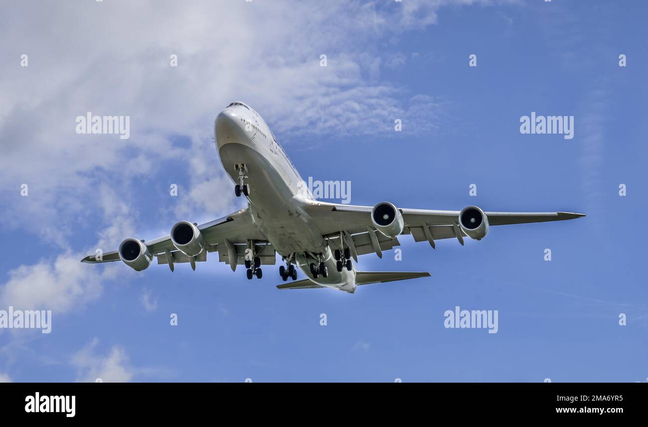 Atterraggio di avvicinamento aereo jumbo jet Lufthansa Boeing 747-830, aeroporto, Francoforte sul meno, Assia, Germania Foto Stock